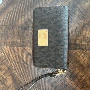 Michael Kors brown and goldtone zippered wallet with handle 7x4”